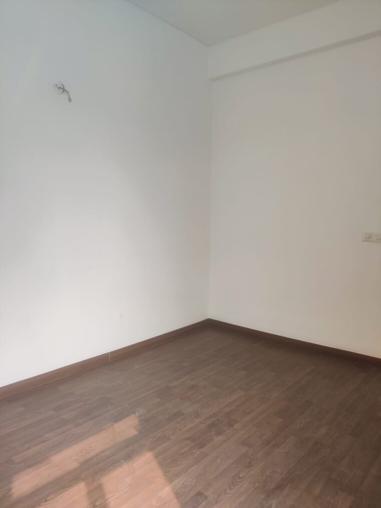 Room, capital-central-market Commercial Shop 869 Sq.Ft. In Sector 79 Faridabad 9250092