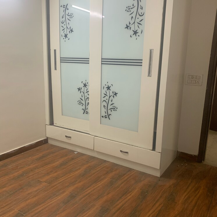 Room, rohini sector 24 3 Bedroom 850 Sq.Ft. Builder Floor In Rohini Sector 24 Delhi 9250096