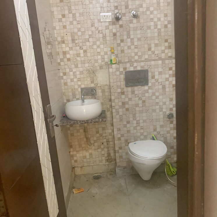 Bathroom, rohini sector 24 3 Bedroom 850 Sq.Ft. Builder Floor In Rohini Sector 24 Delhi 9250096
