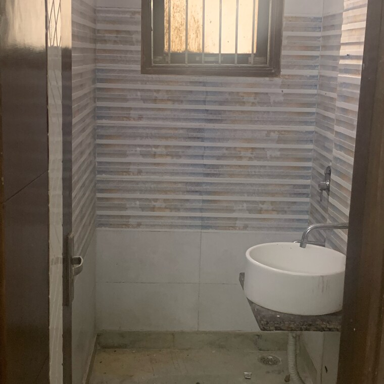Bathroom, rohini sector 24 3 Bedroom 850 Sq.Ft. Builder Floor In Rohini Sector 24 Delhi 9250096