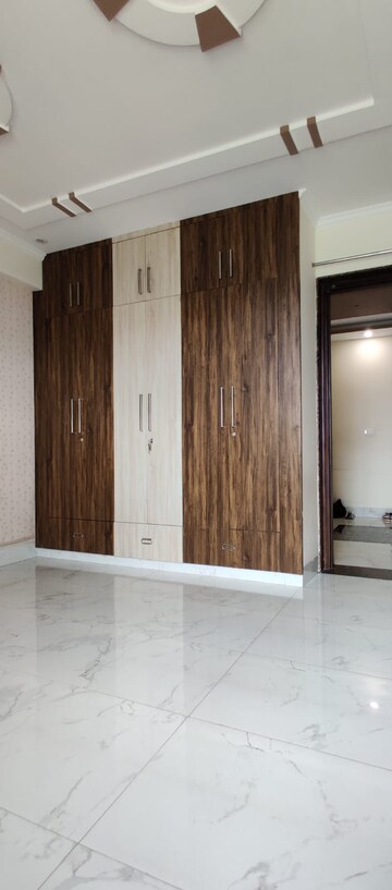 Room in 2 BHK Builder Floor at Sushant Lok 3, Sector 57 – for Rent