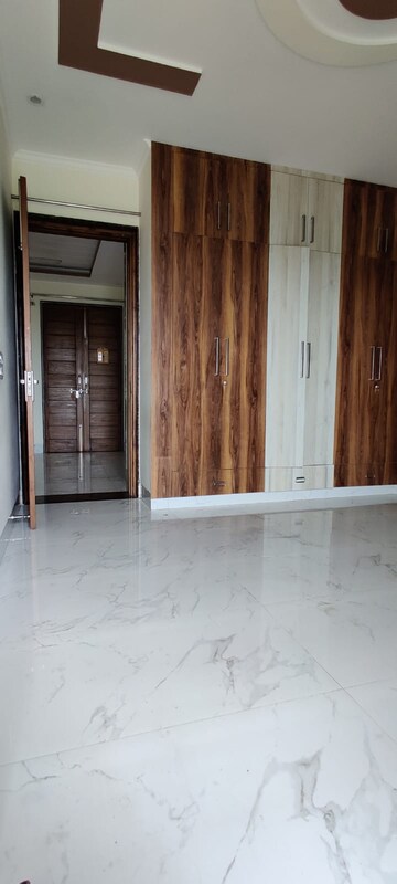 Room in 2 BHK Builder Floor at Sushant Lok 3, Sector 57 – for Rent