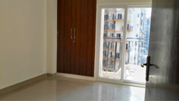 Room in 3.5 BHK Apartment at Amrapali Terrace Homes, Tech Zone 4 Greater Noida – for Rent