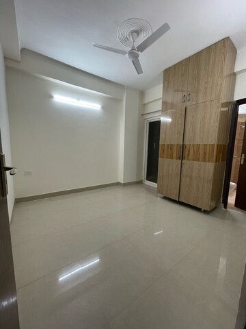 Room in 4 BHK Apartment at Amrapali Terrace Homes, Tech Zone 4 Greater Noida – for Rent