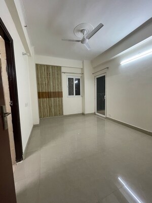 Room in 4 BHK Apartment at Amrapali Terrace Homes, Tech Zone 4 Greater Noida – for Rent