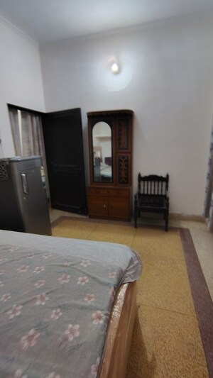 Room in 1 BHK Builder Floor at Dwarka Mor – for Rent