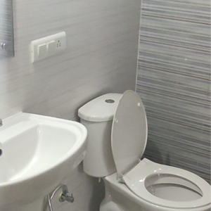 Bathroom in 3.5 BHK Apartment at Gomti Nagar – for Rent