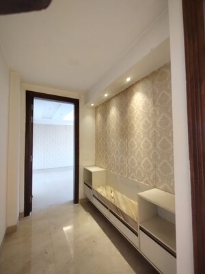 Room in 4 BHK Builder Floor at BPTP Amstoria Country Floor, Sector 102 – for Sale