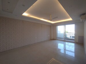 Room in 4 BHK Builder Floor at BPTP Amstoria Country Floor, Sector 102 – for Sale