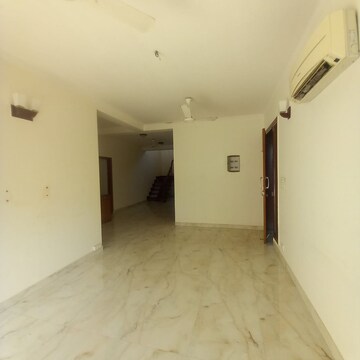 Room in 4 BHK Apartment at Vasant Kunj – for Sale