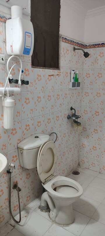 Bathroom in 3 BHK Apartment at Express Green, Sector 44 – for Sale