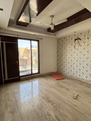 Bedroom in 4 BHK Builder Floor at Sector 40 – for Rent