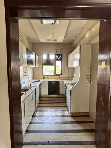 Building Lobby in 4 BHK Builder Floor at Sector 40 – for Rent
