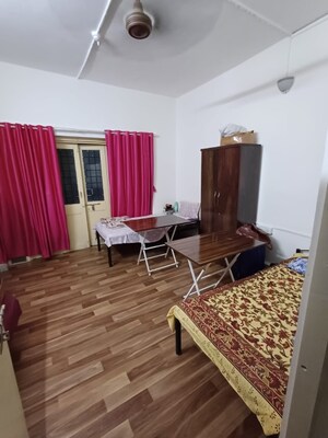 Room in  Pg at Bhandarkar Road – for Rent