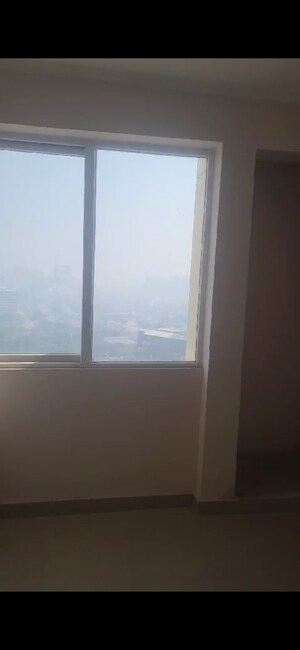 Room in 2.5 BHK Apartment at Amrapali Golf Homes, Sector 4 Greater Noida – for Sale