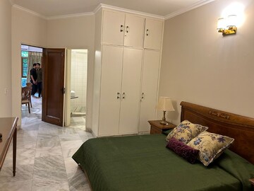 Bedroom in 3 BHK Builder Floor at Boutique Residential Apartments C-253, Defence Colony – for Rent