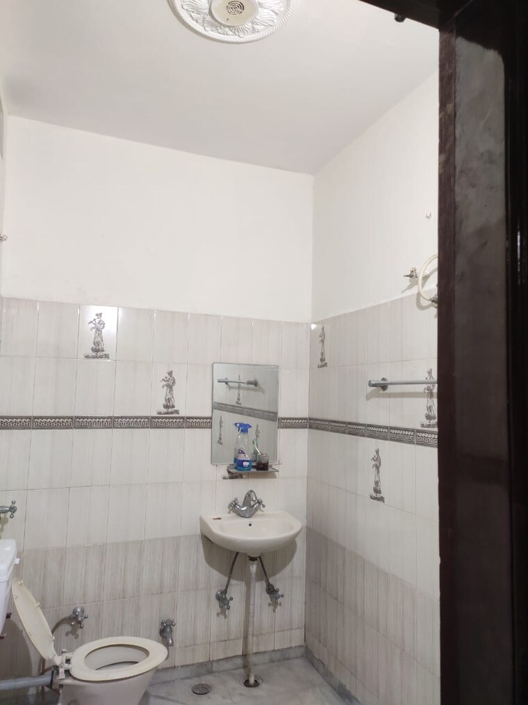 Bathroom, baltana 5 Bedroom 1850 Sq.Ft. Independent House In Baltana Zirakpur 9250834