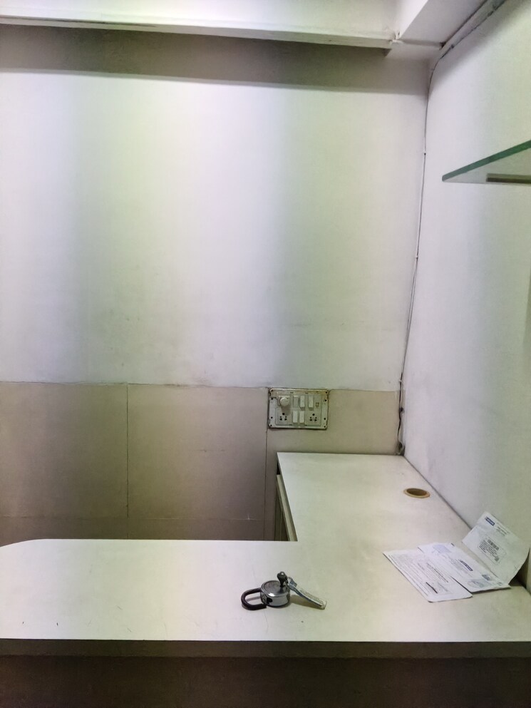 Room, naupada Commercial Office Space 200 Sq.Ft. In Naupada Thane 9250993