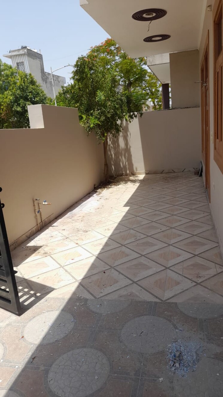 Balcony, sector 85 3 Bedroom 160 Sq.Yd. Builder Floor In Sector 85 Faridabad 9251016