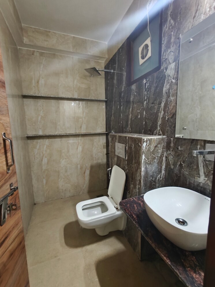 Bathroom, sushant-lok-2 3 Bedroom 200 Sq.Yd. Builder Floor In Sector 57 Gurgaon 9251058