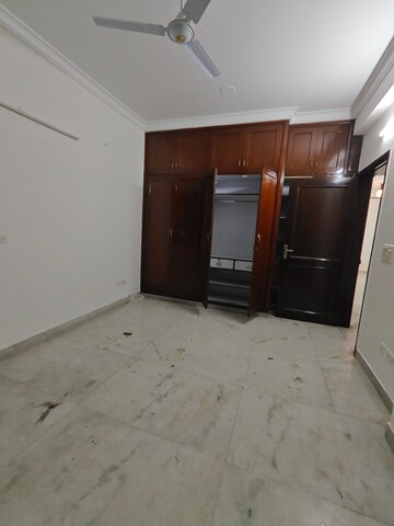Living Room in 2.5 BHK Builder Floor at Ansal Sushant Lok I, Sector 43 – for Rent