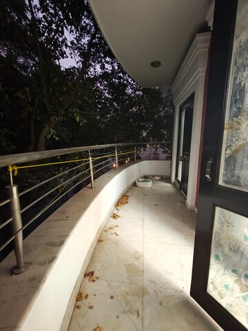 Balcony in 2.5 BHK Builder Floor at Ansal Sushant Lok I, Sector 43 – for Rent