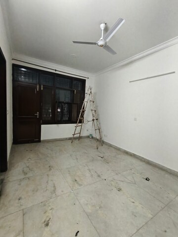 Room in 2.5 BHK Builder Floor at Ansal Sushant Lok I, Sector 43 – for Rent
