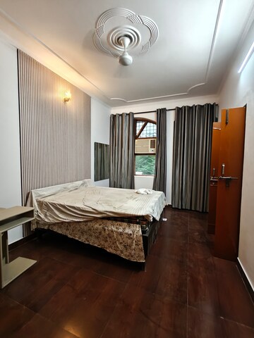 Bedroom in 2 BHK Builder Floor at Sector 43 – for Rent