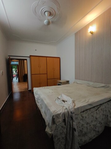 Bedroom in 2 BHK Builder Floor at Sector 43 – for Rent