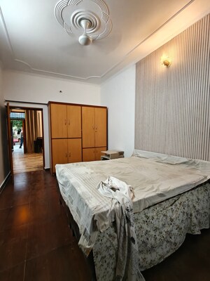 Bedroom in 2 BHK Builder Floor at Sector 43 – for Rent