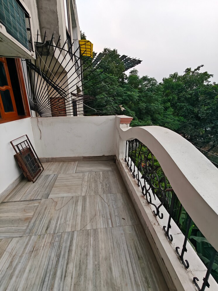 Balcony, sector 43 2 Bedroom 300 Sq.Yd. Builder Floor In Sector 43 Gurgaon 9251080