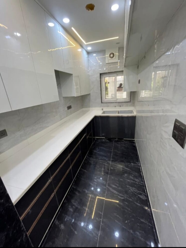 Kitchen, ashok vihar phase 2 3.5 Bedroom 200 Sq.Yd. Builder Floor In Ashok Vihar Phase 2 Delhi 9251161