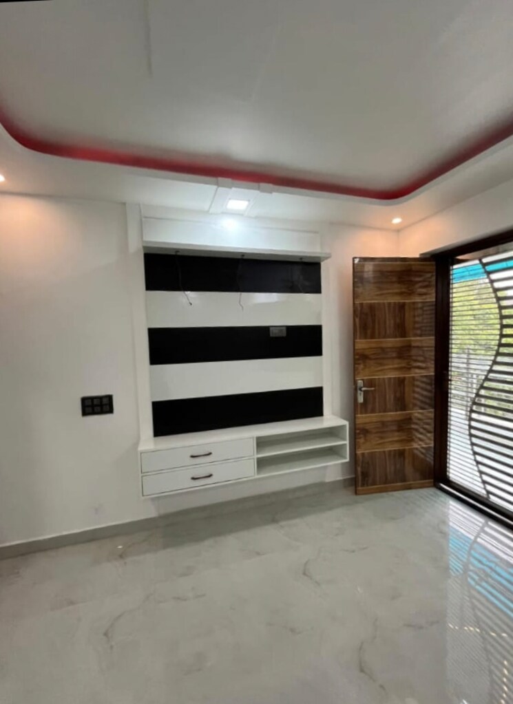 Room, ashok vihar phase 2 3.5 Bedroom 200 Sq.Yd. Builder Floor In Ashok Vihar Phase 2 Delhi 9251161