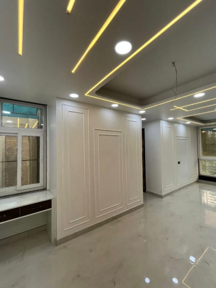 Room, ashok vihar phase 2 3.5 Bedroom 200 Sq.Yd. Builder Floor In Ashok Vihar Phase 2 Delhi 9251161