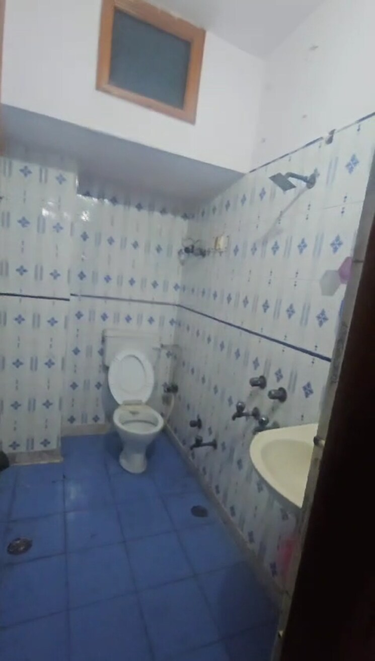 Bathroom, sector 33 2 Bedroom 200 Sq.Mt. Independent House In Sector 33 Noida 9251178
