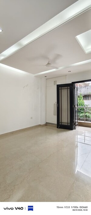 Room in 3 BHK Builder Floor at Defence Colony – for Rent