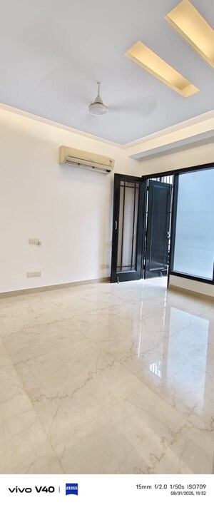 Room in 3 BHK Builder Floor at Defence Colony – for Rent