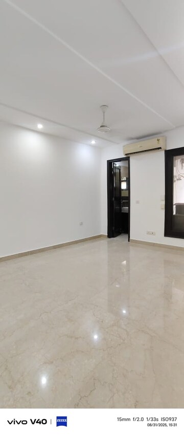 Room in 3 BHK Builder Floor at Defence Colony – for Rent