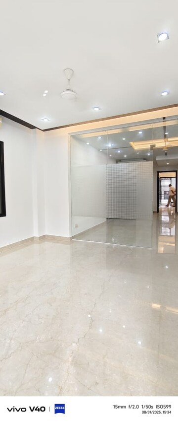 Room in 3 BHK Builder Floor at Defence Colony – for Rent