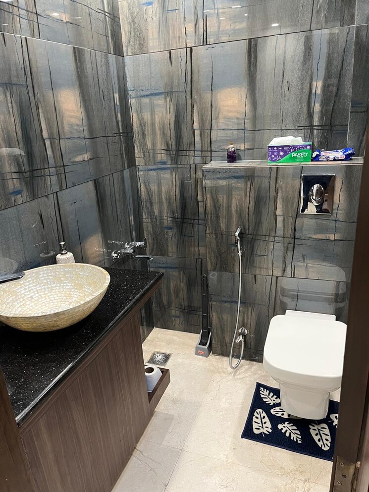 Bathroom, south extension ii 3 Bedroom 1850 Sq.Ft. Builder Floor In South Extension ii Delhi 9251172