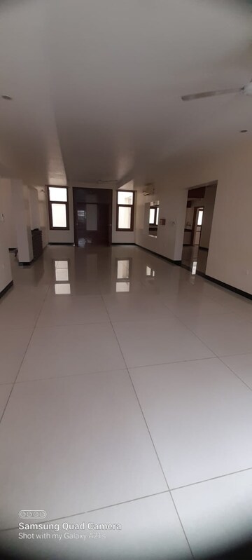 Room in 4 BHK Independent House at Banjara Hills – for Rent