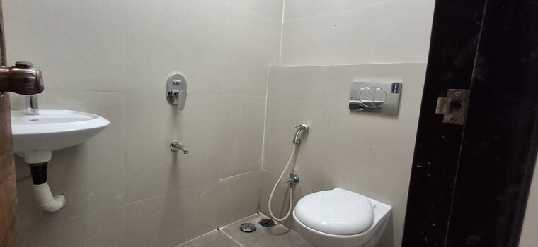 Bathroom, je-and-vee-om-trimurti 1 Bedroom 395 Sq.Ft. Apartment In Malad East Mumbai 9251388