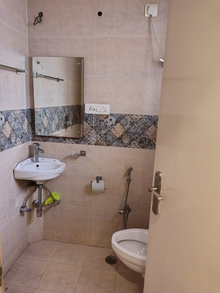 Bathroom, green park extension Commercial Office Space 1250 Sq.Ft. In Green Park Extension Delhi 9251501