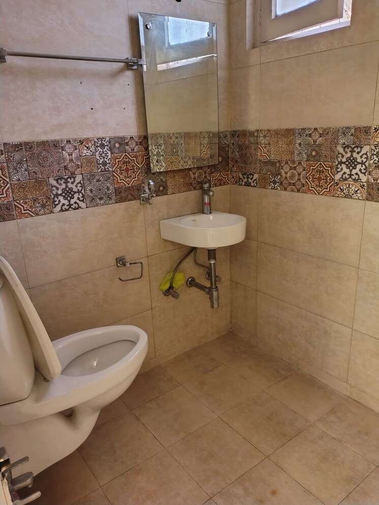 Bathroom, green park extension Commercial Office Space 1250 Sq.Ft. In Green Park Extension Delhi 9251501