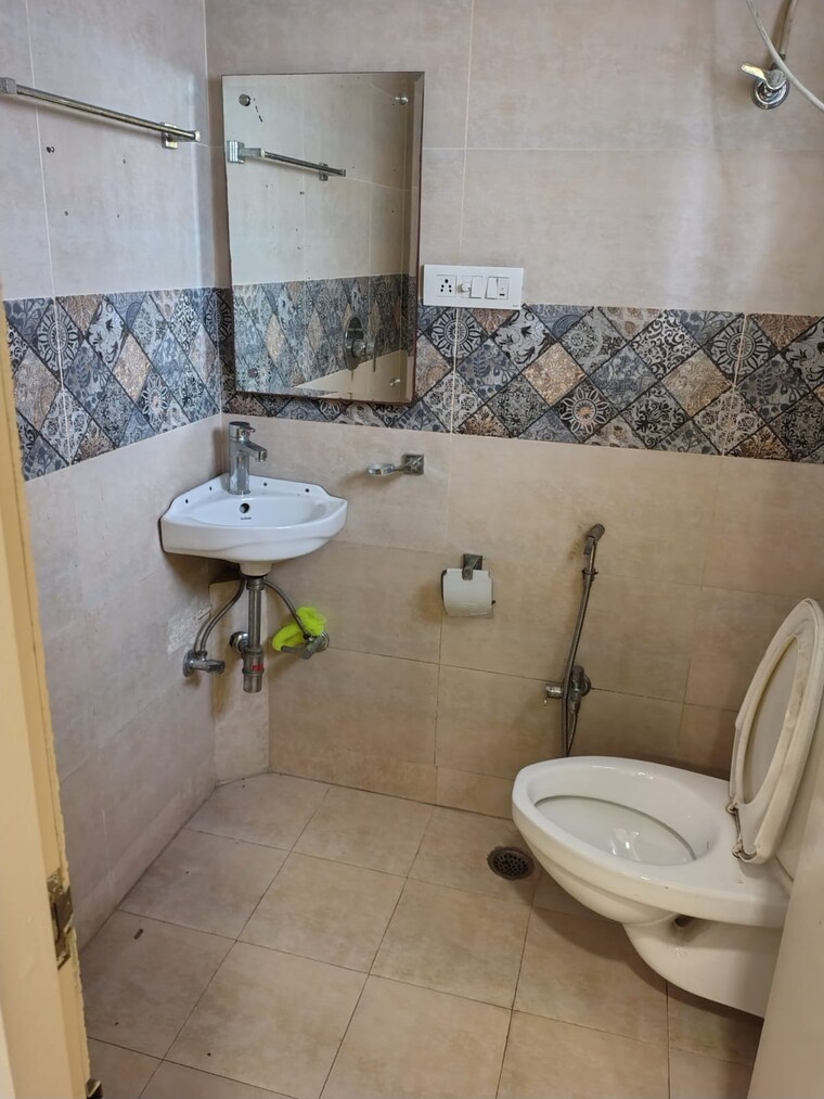 Bathroom, green park extension Commercial Office Space 1250 Sq.Ft. In Green Park Extension Delhi 9251501