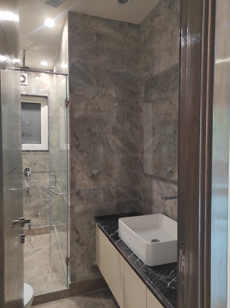 Bathroom, safdarjung enclave 3 Bedroom 200 Sq.Yd. Builder Floor In Safdarjung Enclave Delhi 9251503