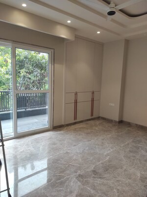 Room in 3 BHK Builder Floor at Safdarjung Enclave – for Rent