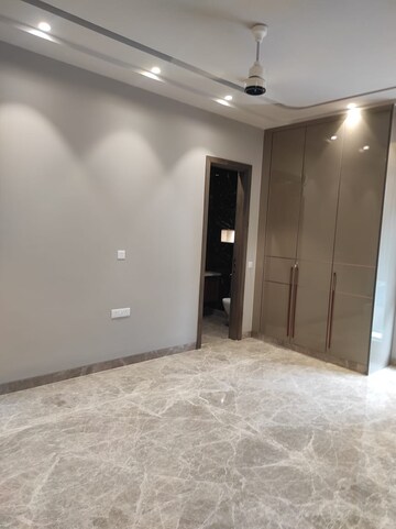 Room in 3 BHK Builder Floor at Safdarjung Enclave – for Rent