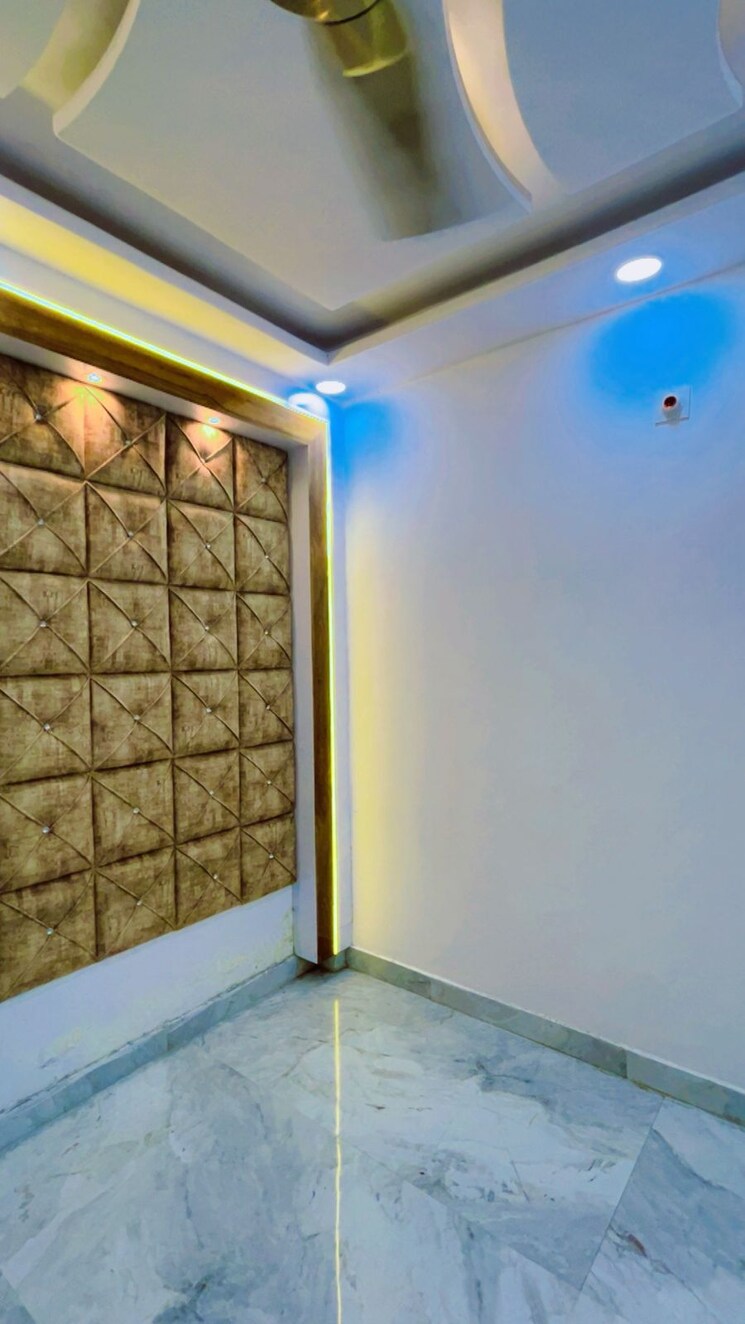 Room, uttam nagar 3 Bedroom 120 Sq.Yd. Builder Floor In Uttam Nagar Delhi 9251505