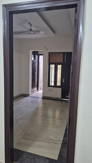 Room in 4 BHK Builder Floor at Sector 37 – for Rent